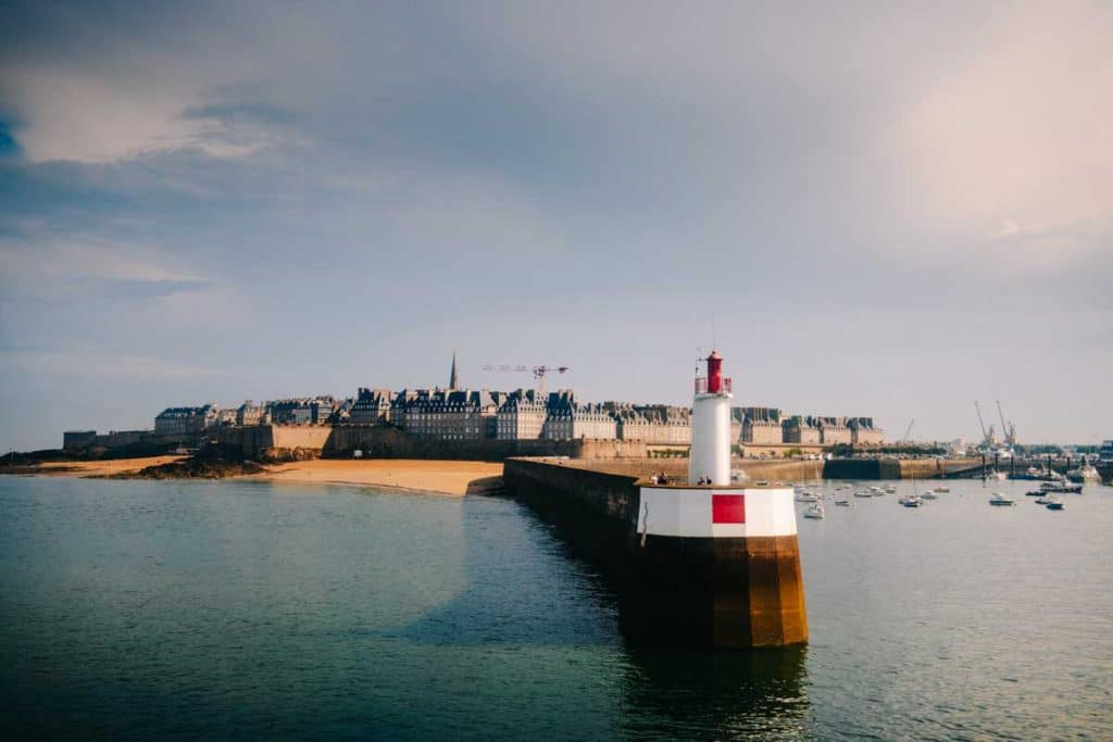 Les remparts de Saint-Malo depuis le condor ferry en direction de Jersey. crédit photo : Clara Ferrand - blog Wildroad