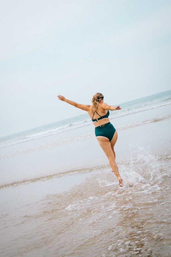 Baignade dans la Manche après un sauna. crédit photo : Clara Ferrand - blog Wildroad