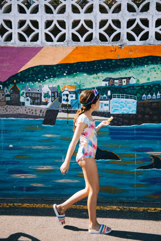 une fresque de street-art dans le port de Rozel. crédit photo : Clara Ferrand - blog Wildroad