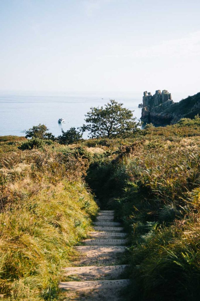 Sentier de randonnée qui donne accès à Beauport Beach. crédit photo : Clara Ferrand - blog Wildroad