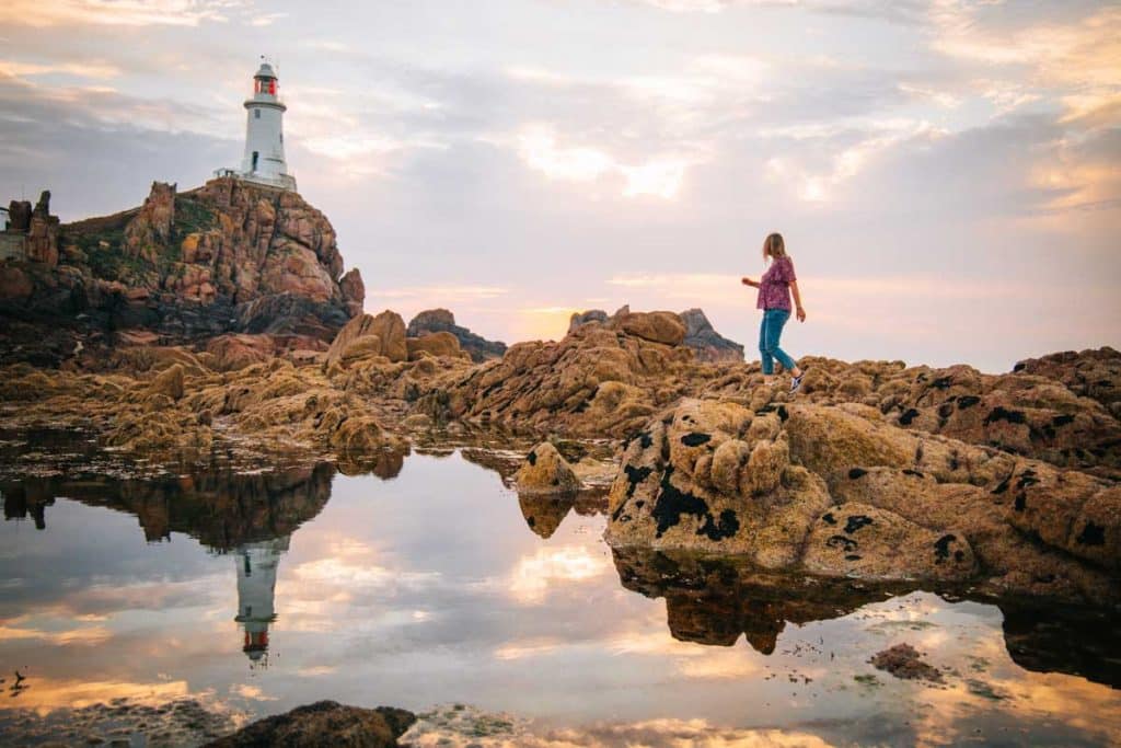 Un magnifique Sunset au phare de Corbière sur jersey. crédit photo : Clara Ferrand - blog Wildroad