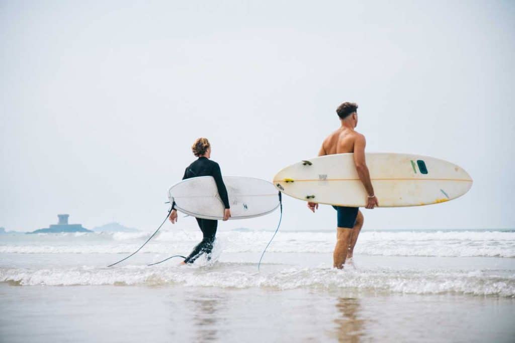 Des surfeurs sur st-Ouen's bay.crédit photo : Clara Ferrand - blog Wildroad