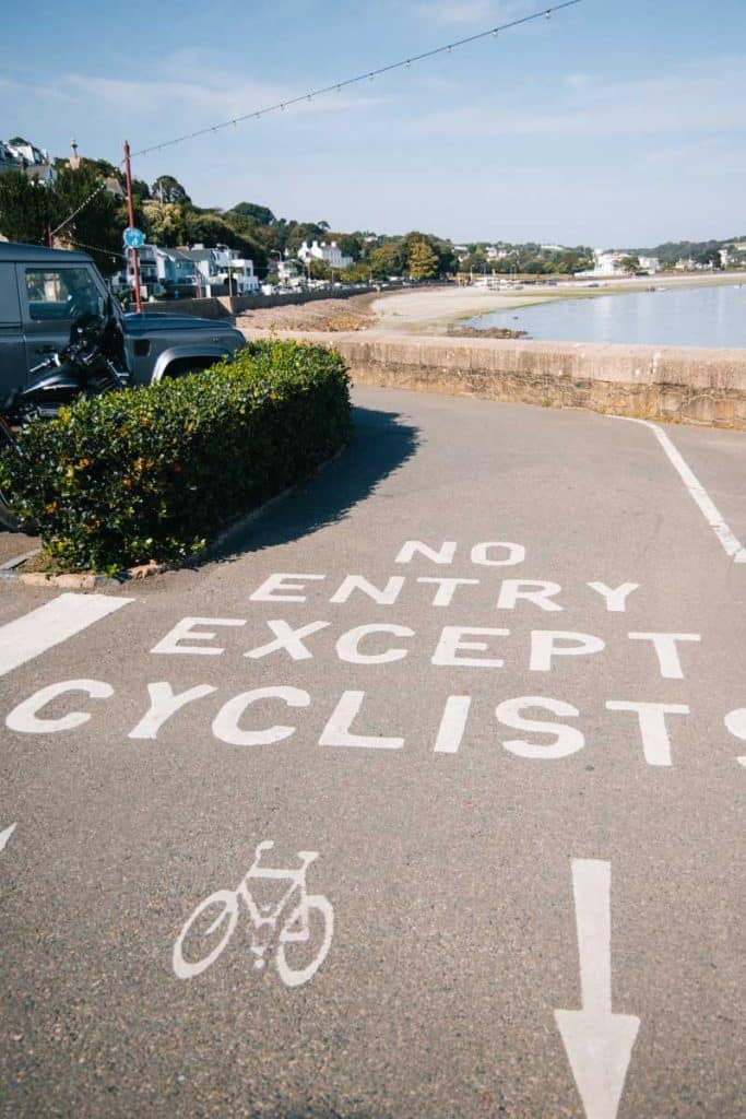 Faire le tour de l'île de Jersey à vélo sur les pistes cyclables. crédit photo : Clara Ferrand - blog Wildroad