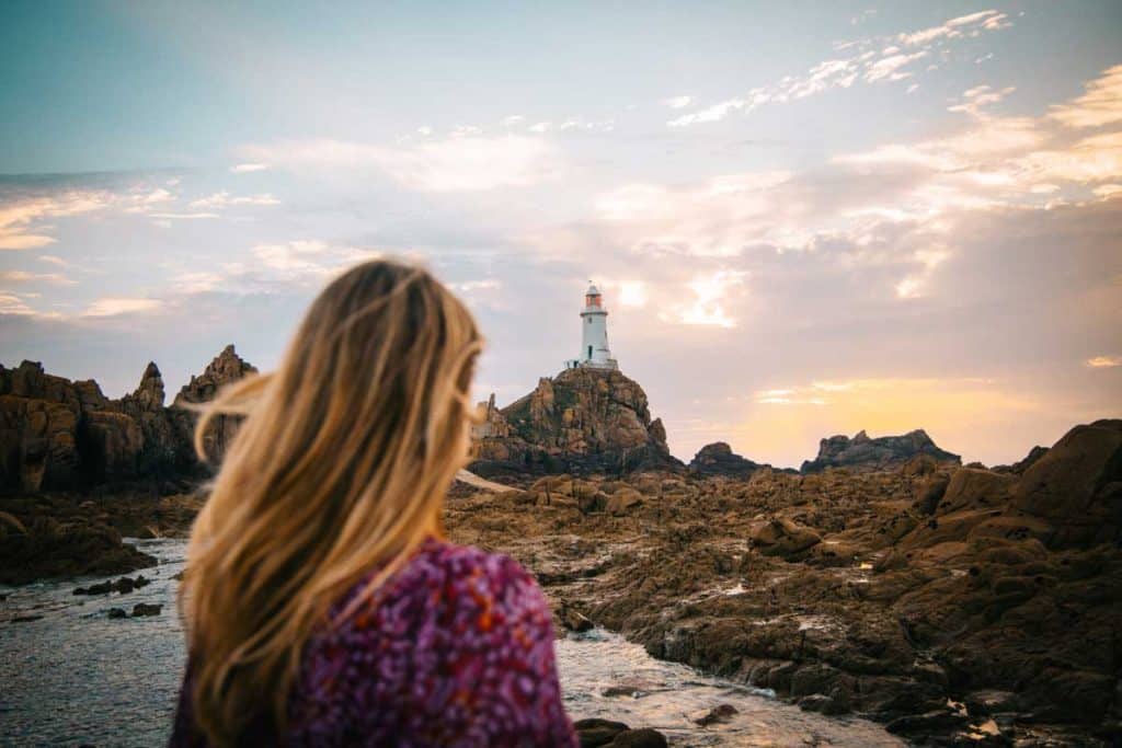 L'incontournable phare de Corbière sur la pointe ouest de l'île anglo-normande de Jersey. crédit photo : Clara Ferrand - blog Wildroad