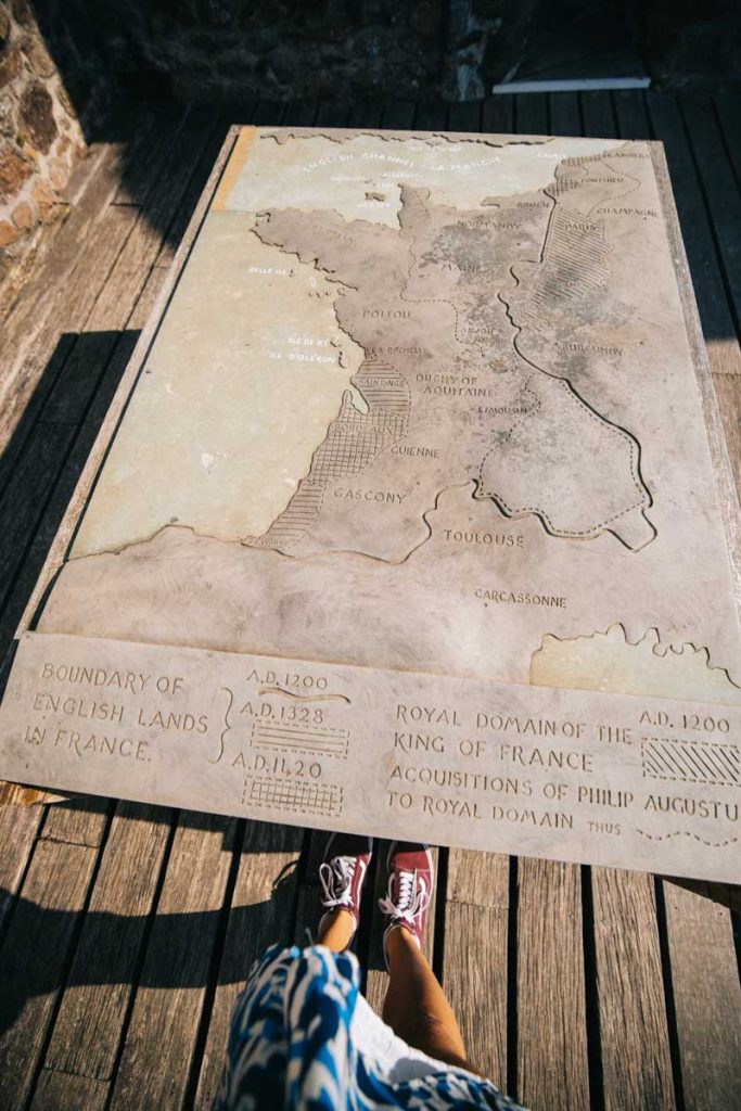 Visite du site historique sur la guerre francais anglais au château de Mont orgueil. crédit photo : Clara Ferrand - blog Wildroad