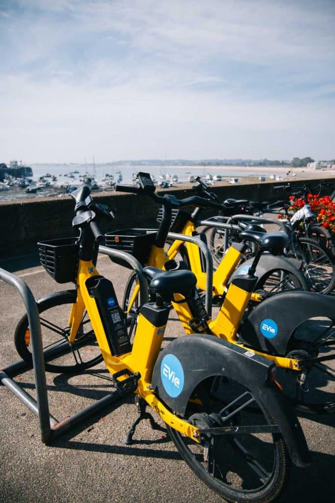 Visiter Jersey avec les vélo électriques Evie. crédit photo : Clara Ferrand - blog Wildroad