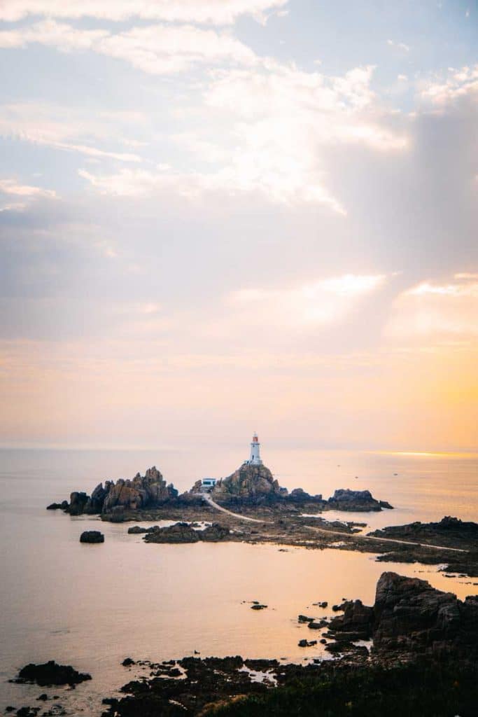 Le phare de Corbière au coucher de soleil. crédit photo : Clara Ferrand - blog Wildroad
