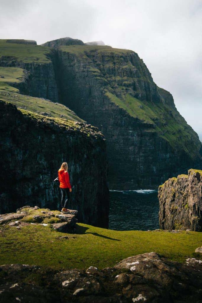 Asmundarstakkur cliff, une randonnée incontournable des Îles Féroé à Suduroy. credit photo : Clara Ferrand - blog Wildroad