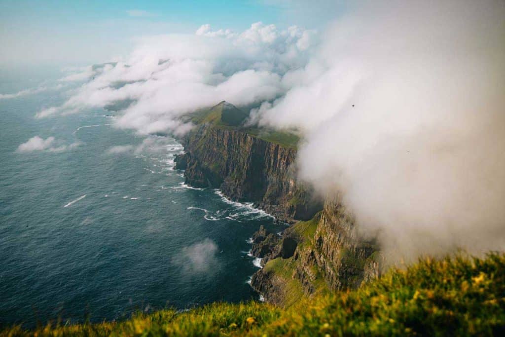 Les falaises depuis le sommet de Beinisvord, une randonnée à faire sur l'île de Suduroy. credit photo : Clara Ferrand - blog Wildroad