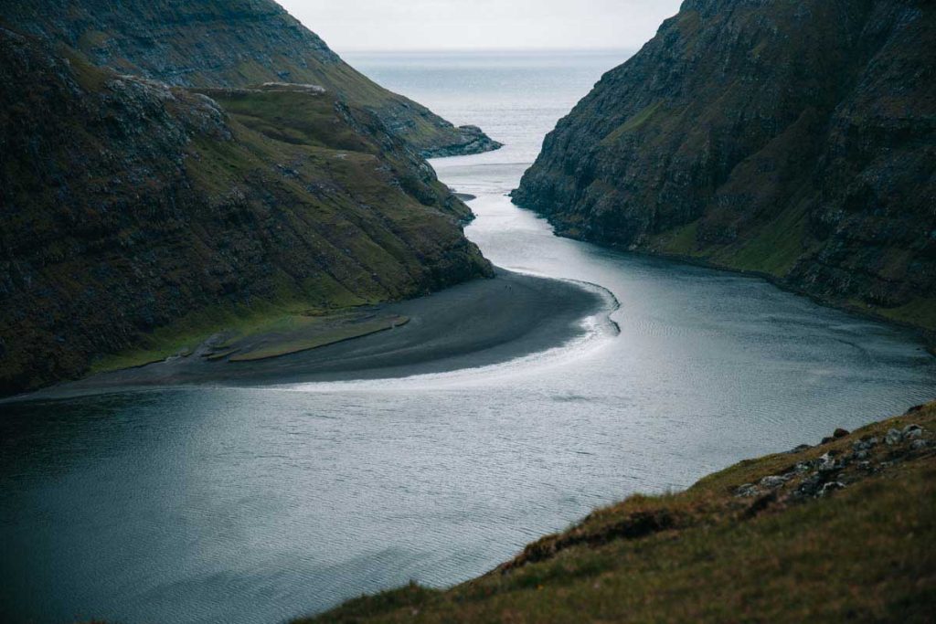 La fjord Saksun à découvrir d'en haut , une randonnée gratuite. credit photo : Clara Ferrand - blog Wildroad
