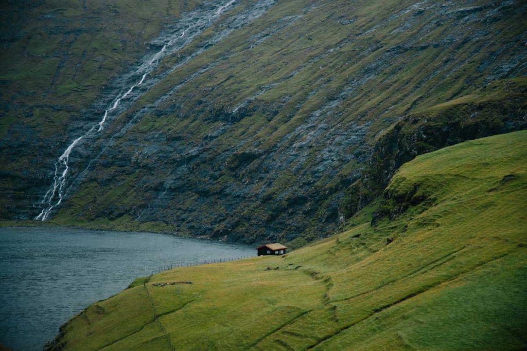 Comment trouver des itinéraire de randonnée aux Îles Féroé. crédit photo ; Clara Ferrand - blog Wildroad