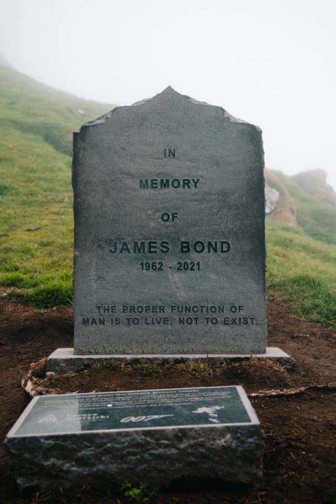La tombe de James Bond sur l'île de Kalsoy du tournage "no time to die". credit photo : Clara Ferrand - blog Wildroad
