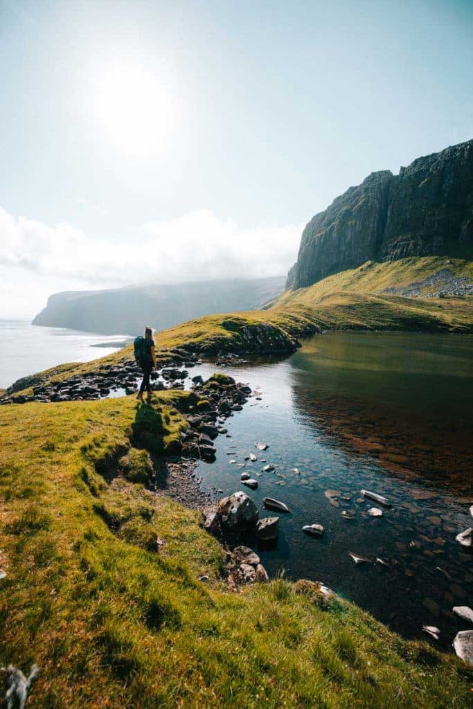 Le lac hvannhag, une randonnee à faire aux Îles Féroé sur Suduroy. credit photo : Clara Ferrand - blog Wildroad