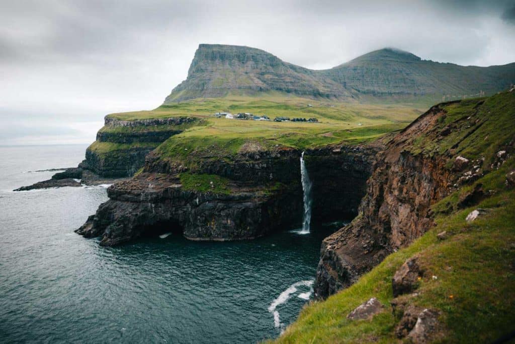 Mullafossur waterfall à Gasadalur village sur l'ile de Vagar. credit photo : Clara Ferrand - blog Wildroad