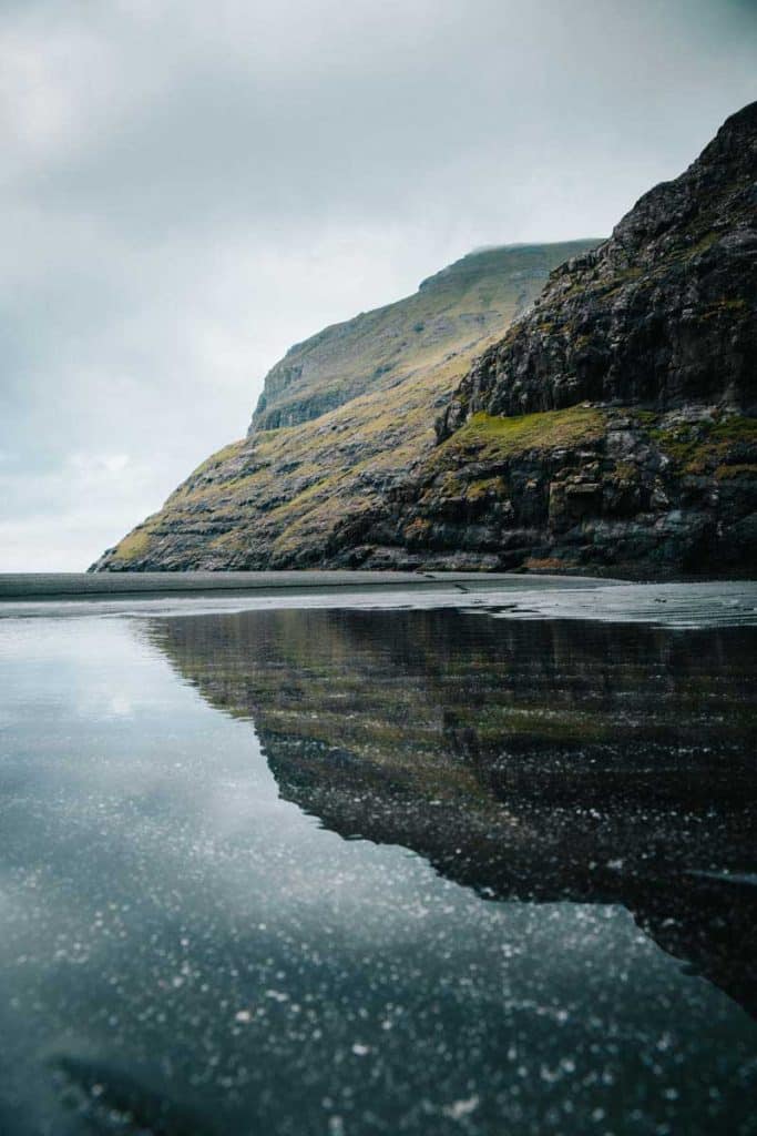 La randonnée en bas du fjord de Saksun pour accéder à la plage. credit photo : Clara Ferrand - blog Wildroad