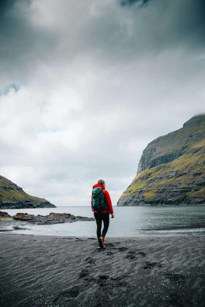 Randonner sur la plage du fjord de Saksun, un itinéraire payant. credit photo : Clara Ferrand - blog Wildroad