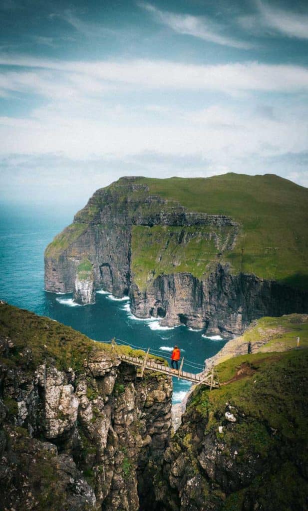 La randonnée à faire aux iles feroe : les falaises d'Asmundarstakkur sur l'île de Suduroy. credit photo : Clara Ferrand - blog Wildroad