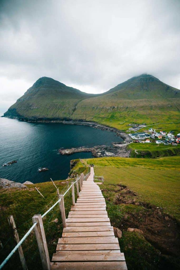 Randonnee aux Îles Féroé, un point de vue depuis les escaliers sur le village de Gjogv. credit photo : Clara Ferrand - blog Wildroad