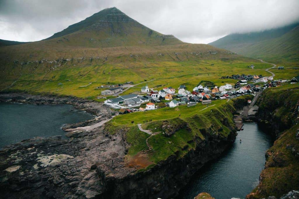 Randonnée incontournable des îles Feroe au dessus du petit village de Gjogv. credit photo : Clara Ferrand - blog Wildroad