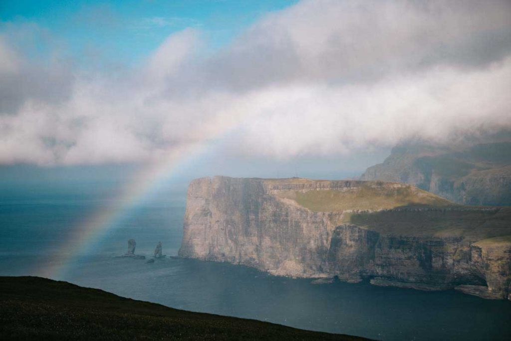 Una randonnée pour voir les sea stack au loin de Tjornuvik sur l'île de streymoy. credit photo : Clara Ferrand - blog Wildroad