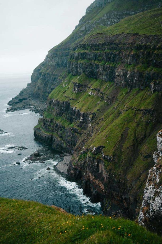 La randonnée de Mullafossur sur l'ile de Vagar. credit photo : Clara Ferrand - blog Wildroad