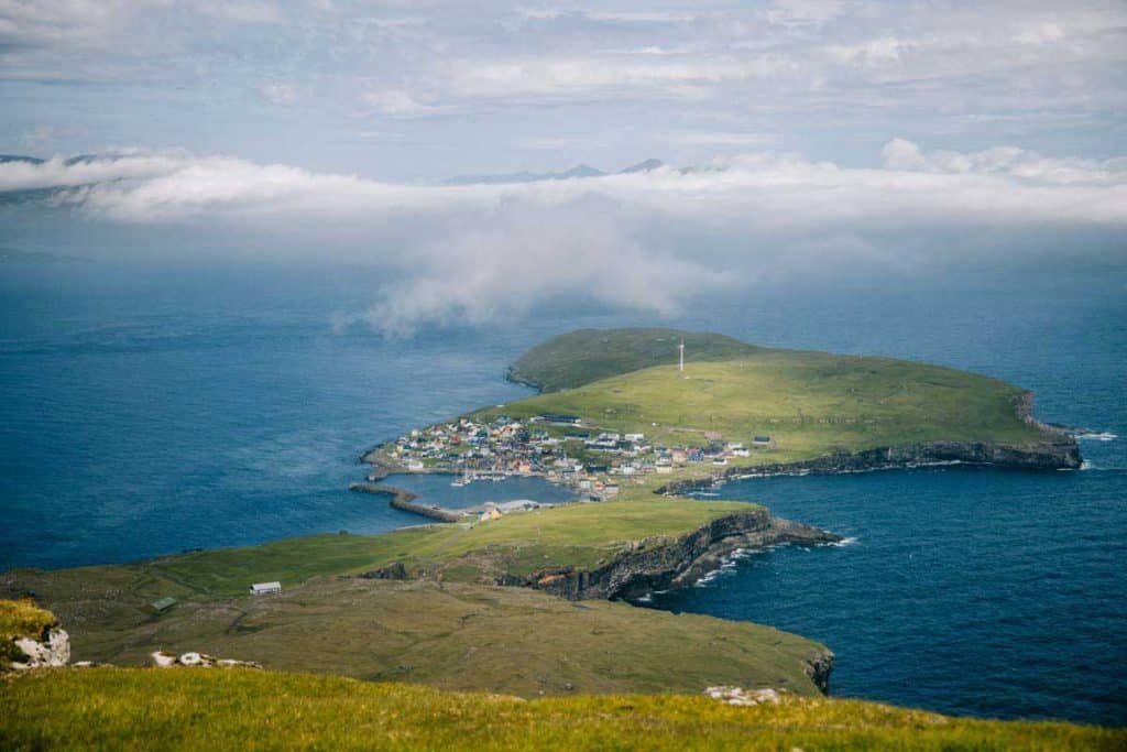 La vue sur l'île de Nolsoy depuis le sentier de randonnée. credit photo : Clara Ferrand - blog Wildroad