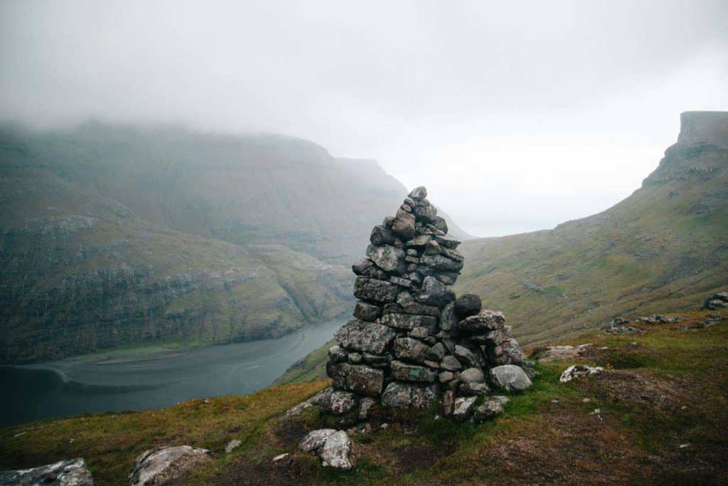 les randonnées sur l'île Streymoy : le fjord de Saksun. credit photo : Clara Ferrand - blog Wildroad