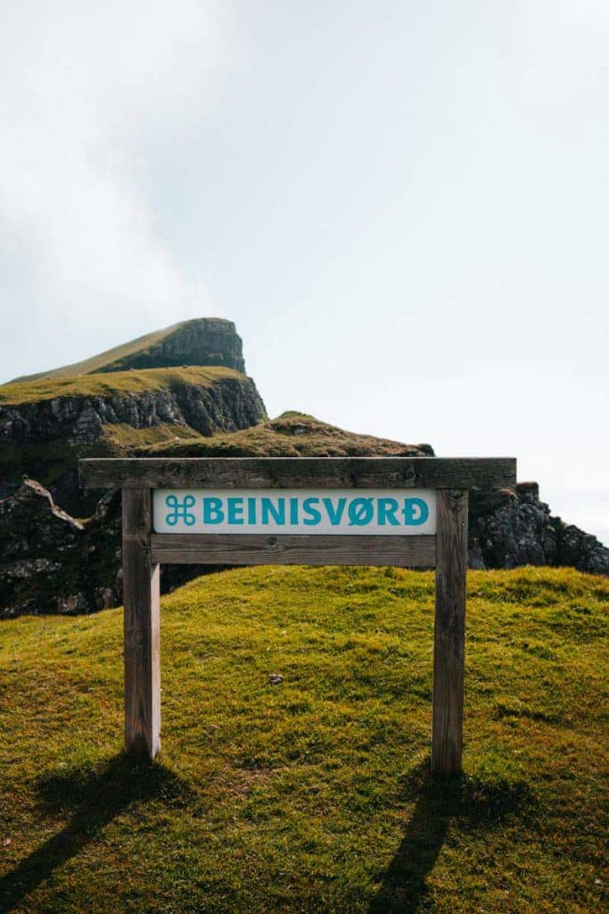 le panneau qui indique le sommet de Beinisviord sur l'île de Suduroy. credit photo : Clara Ferrand - blog Wildroad