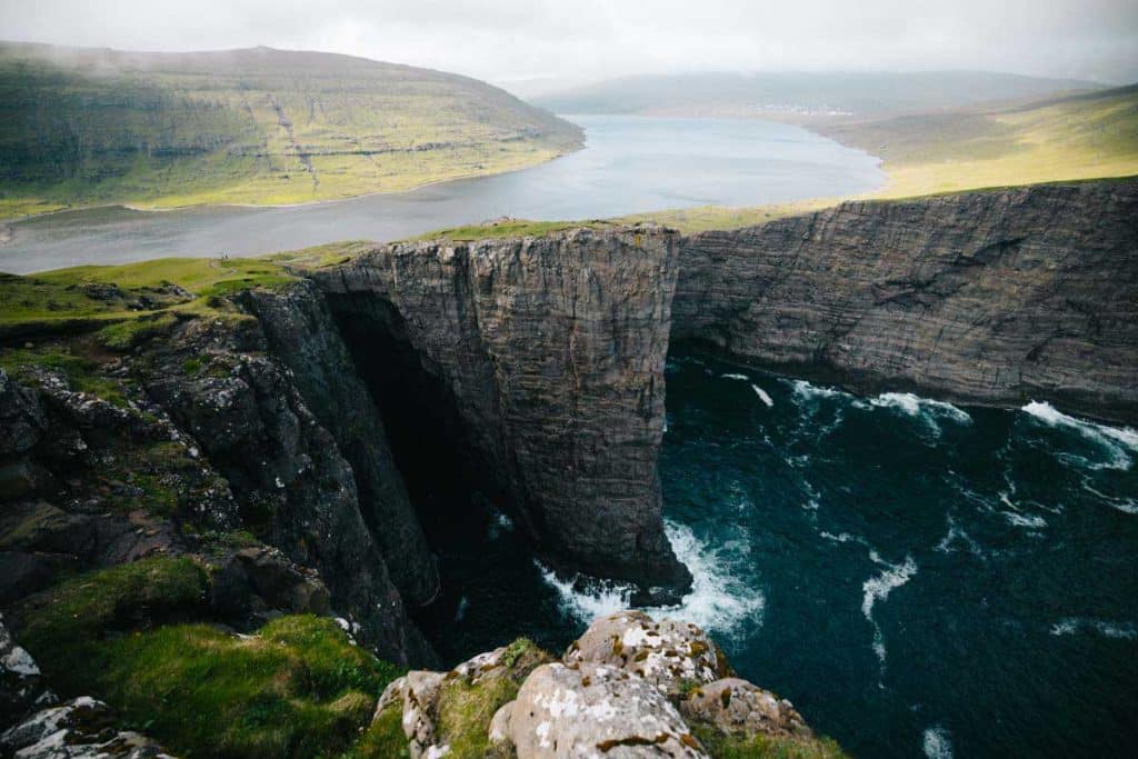 Les randonnées incontournables de l'île de Vagar : le lac de traelanipa. credit photo : Clara Ferrand - blog Wildroad