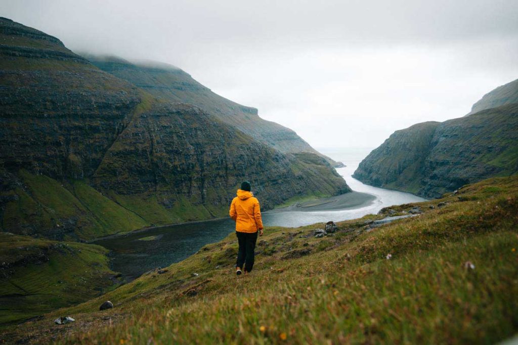comment s'habiller pour randonnée aux Îles Féroé. credit photo : Clara Ferrand - blog Wildroad