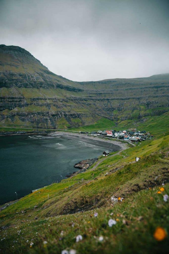 le village de Tjornuvik, point de départ d'une randonnee sur l'île de Streymoy. credit photo : Clara Ferrand - blog Wildroad