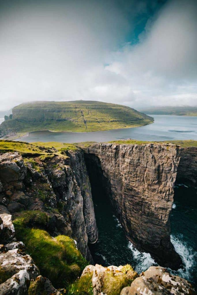 Traelanipa le fameux lac above the ocean. credit photo : Clara Ferrand - blog Wildroad