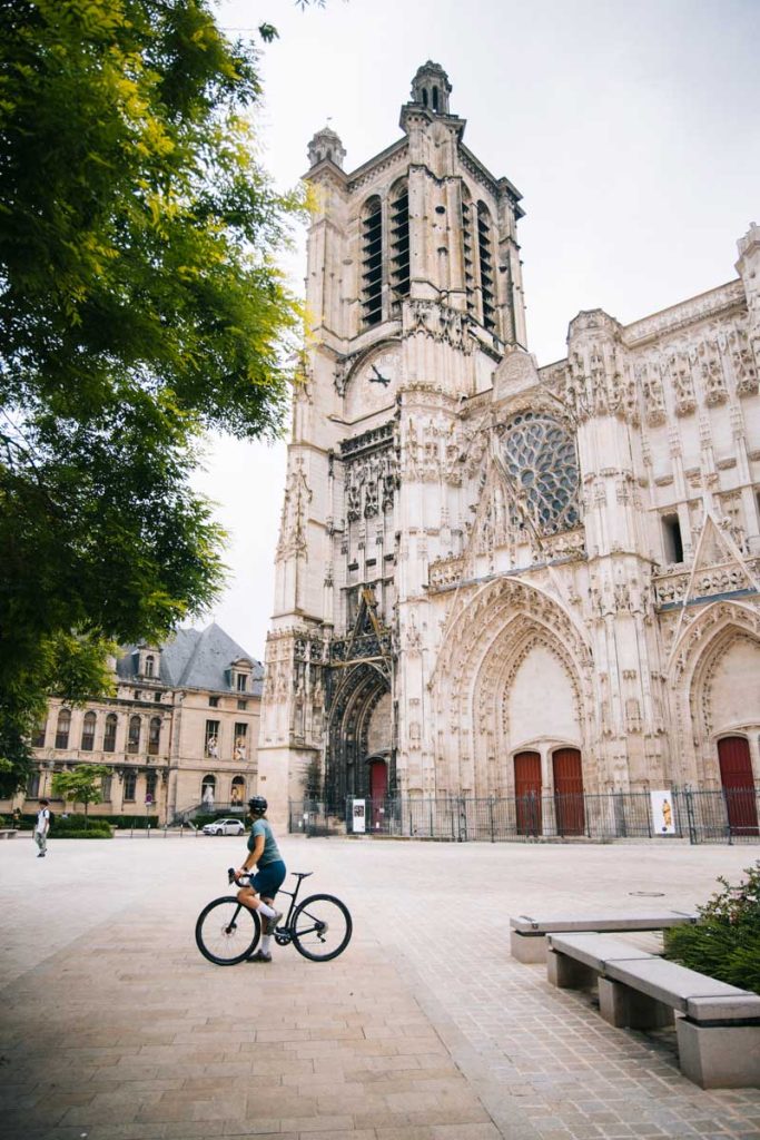 La cathedrale de Troyes pendant une visite à vélo du centre historique. crédit photo : Clara Ferrand - blog Wildroad