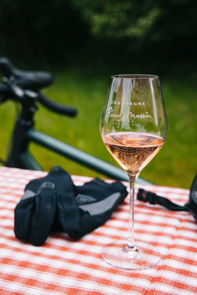 Visite du Champagne Remi Massin sur l'itineraire vélo. crédit photo : Clara Ferrand - blog Wildroad