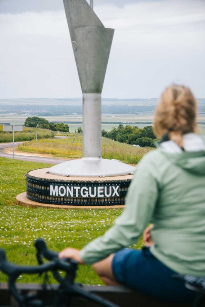 Les coteaux de Mongueux sur l'itinéraire gravel dans l'aube Raid Bulles. crédit photo : Clara Ferrand - blog Wildroad