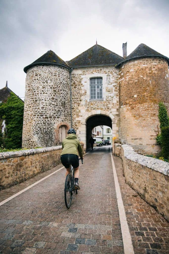 Visite de Ervy-le-Chatel : la porte Saint-Nicolas. crédit photo : Clara Ferrand - blog Wildroad