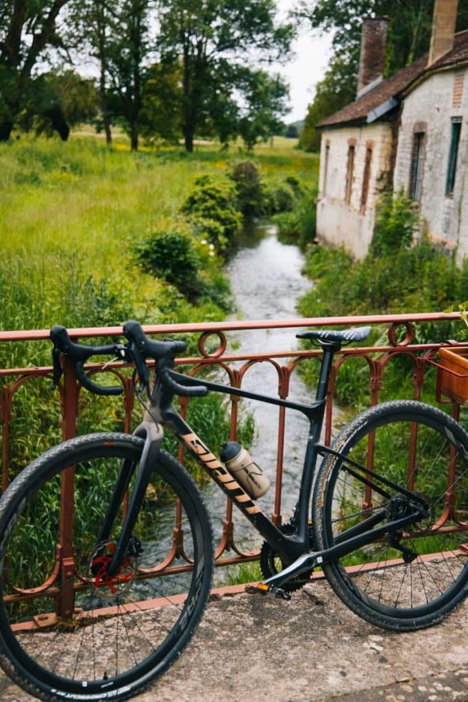 Mon Giant Révolt, un vélo gravel polyvalent pour l'itinérance. crédit photo : Clara Ferrand - blog Wildroad