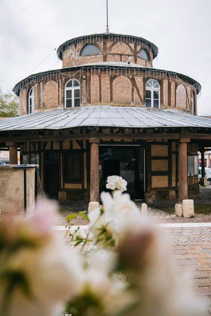La halle circulaire d'Ervy-le-Chatel. crédit photo : Clara Ferrand - blog Wildroad