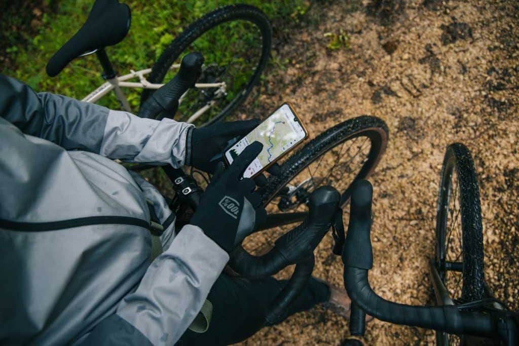 Suivre l'itineraire vélo gravel sur l'application komoot. crédit photo : Clara Ferrand - blog Wildroad