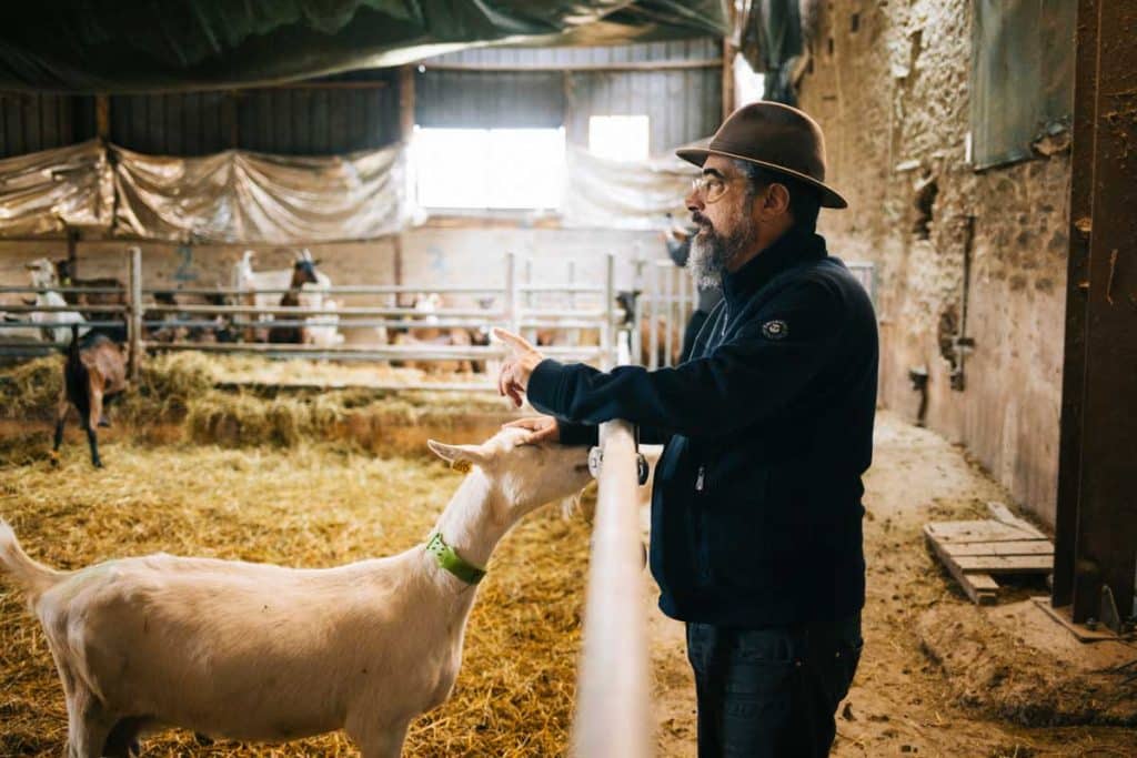 Le producteur de la ferme Mademoiselle Chèvre dans l'Aube. crédit photo : Clara Ferrand - blog Wildroad