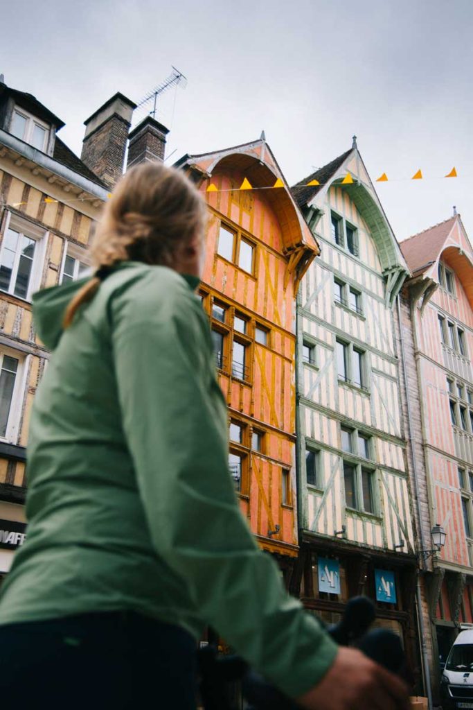 Rue Emile Zola et ses maisons colorées avec les pans de bois. crédit photo : Clara Ferrand - blog Wildroad