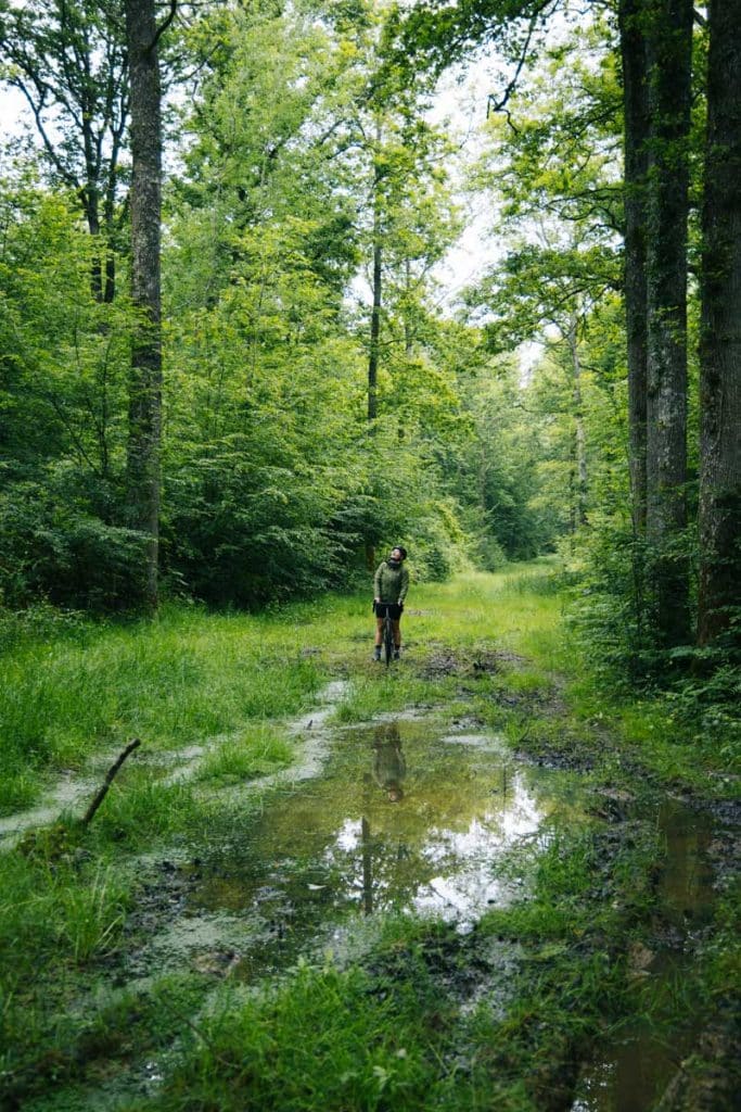 Les sentier boueux du pays d'Othe en vélo Gravel. crédit photo : Clara Ferrand - blog Wildroad