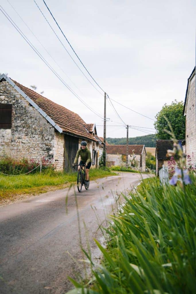 Le village de Eaux-Puiseaux dans le pays d'Othe sur l'itineraire à vélo. crédit photo : Clara Ferrand - blog Wildroad