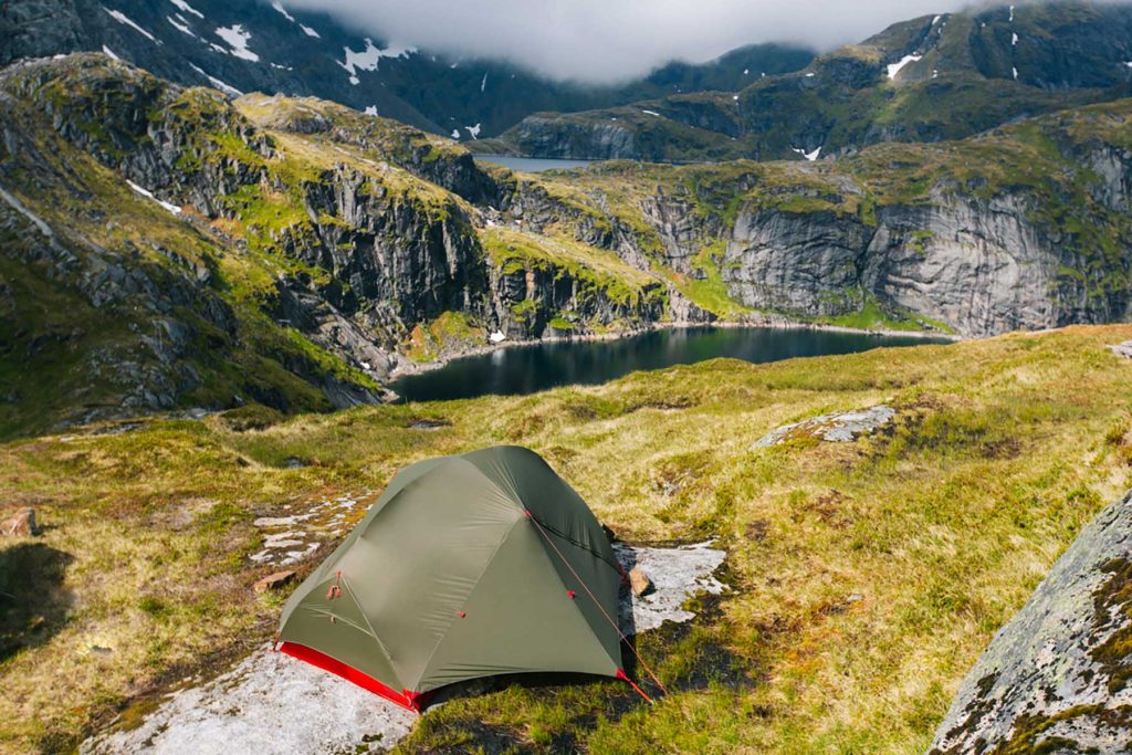Les avantages pour le bivouac en terrain difficile pour une tente autoportante. crédit photo : Clara FERRAND - blog Wildroad