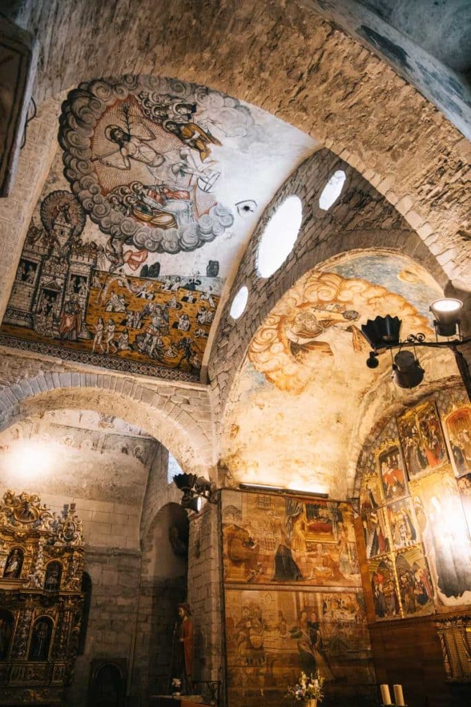 Découvrir Arties et son église d'art roman et sa fresque renaissance. Crédit Photo : Clara Ferrand - Blog Wildroad