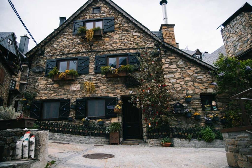 Une demeure fleurit dans le village de Bagergue dans le Naut Aran. Crédit Photo : Clara Ferrand - Blog Wildroad