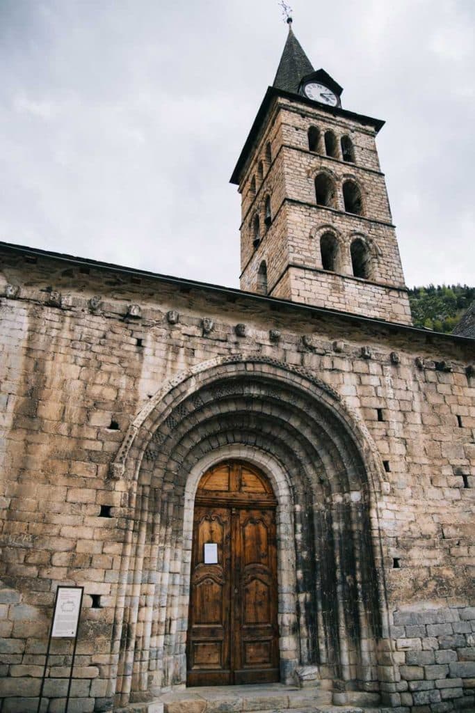 l'église d'art roman d'Arties dans le Naut Aran. Crédit Photo : Clara Ferrand - Blog Wildroad