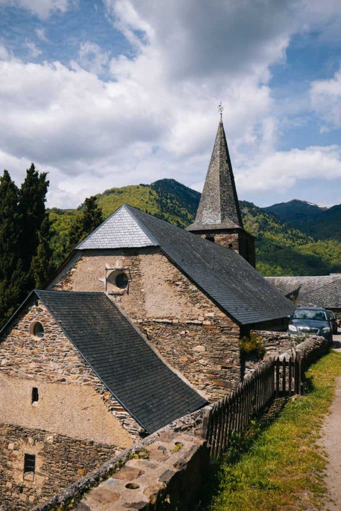 L'église du village de Bausen lors d'une randonnée. Crédit Photo : Clara Ferrand - Blog Wildroad