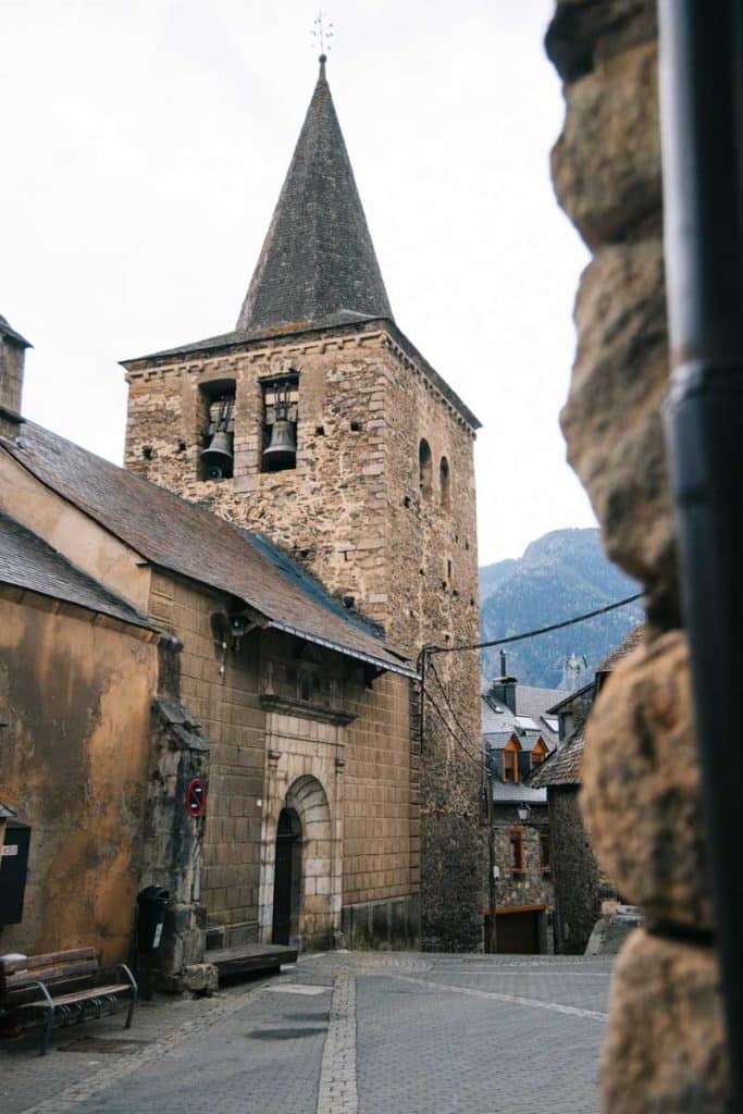 place mayor village gessa rando naut aran. Crédit Photo : Clara Ferrand - Blog Wildroad