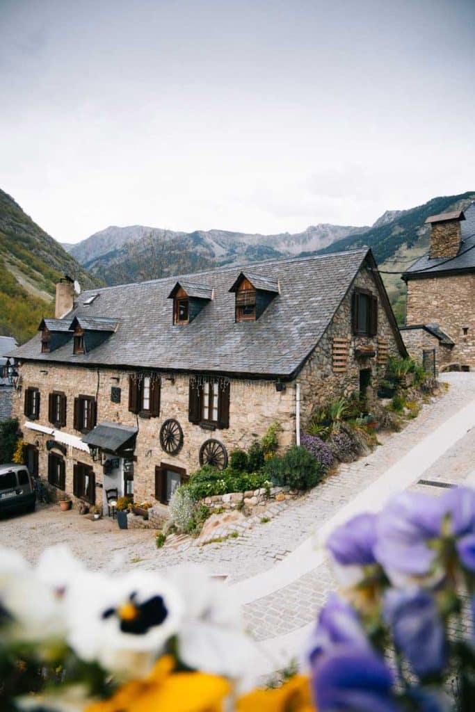 Les pyrénées Catalane et le village d'Unha. Crédit Photo : Clara Ferrand - Blog Wildroad